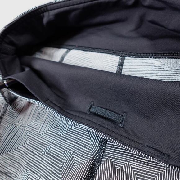 Lululemon Crop Leggings 6 Black Geo Doodle Print Athleisure - Picture 12 of 16